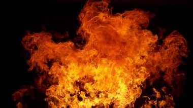 Siyah arka planda izole edilmiş süper yavaş ateş patlaması. Yüksek hızlı sinema kamerası, 1000 fps.