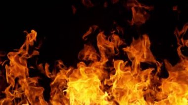 Siyah arka planda izole edilmiş süper yavaş ateş patlaması. Yüksek hızlı sinema kamerası, 1000 fps.