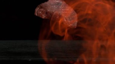 Izgarada çiğ bifteğin düşüşü çok yavaş. Yüksek hızlı sinema kamerası, 1000 fps..