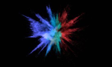 Siyah arkaplanda renkli toz, soyut barut patlaması