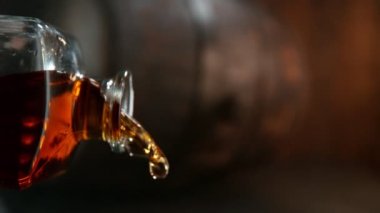 Viski ya da romu kamera gücüyle doldurmanın süper yavaş çekimi. Yüksek hızlı sinema kamerası, 1000 fps..