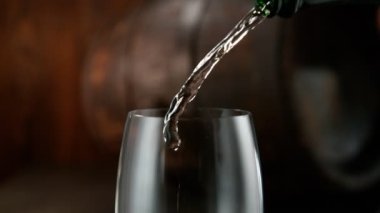 Kamerayla beyaz şarabı cama dökmek çok yavaş bir hareket. Yüksek hızlı sinema kamerası, 1000 fps.