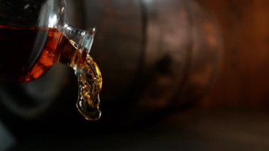 Viski ya da romu kamera gücüyle doldurmanın süper yavaş çekimi. Yüksek hızlı sinema kamerası, 1000 fps..