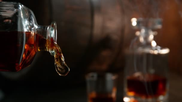 Super Slow Motion Van Het Gieten Van Whisky Rum Met — Stockvideo