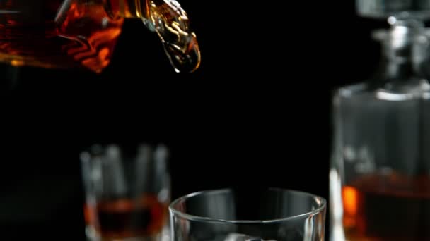 Super Slow Motion Van Het Gieten Van Whisky Rum Met — Stockvideo