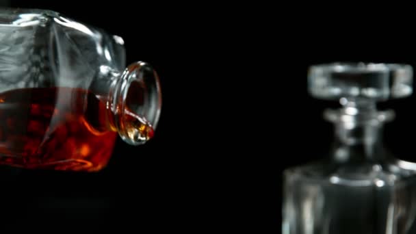 Super Slow Motion Van Het Gieten Van Whisky Rum Met — Stockvideo