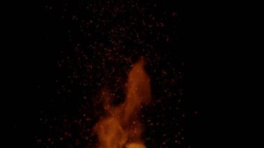 Siyah arka planda izole edilmiş çok yavaş ateş kıvılcımları. Yüksek hızlı kamera, 1000 fps.