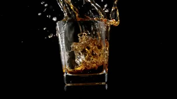 Super Zeitlupe Fallender Eiswürfel Whiskey Drink Gefilmt Mit High Speed — Stockvideo