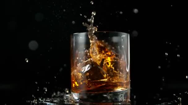 Super Lent Mouvement Chute Glaçon Dans Une Boisson Whisky Filmé — Video
