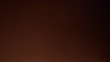 Buz küpünün kola içeceğine düşmesi çok yavaş bir hareket, kamera hareketi. Yüksek hızlı sinema kamerası, 1000 fps.