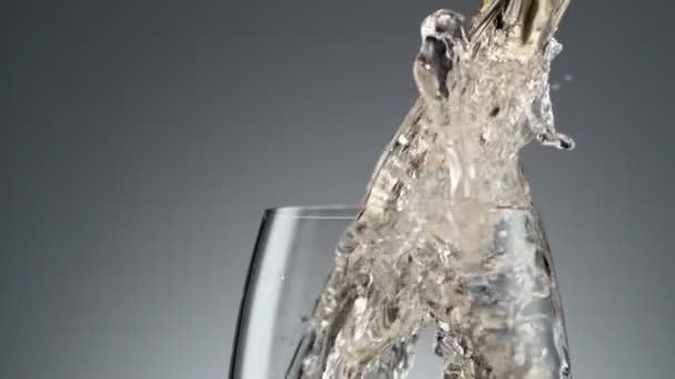 Super Cámara Lenta Verter Vino Blanco Vaso Con Movimiento Cámara — Vídeo de stock