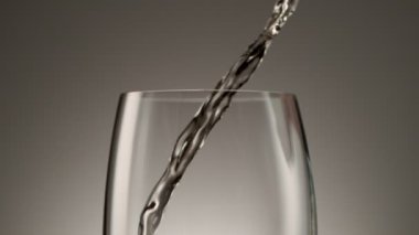 Kamerayla beyaz şarabı cama dökmek çok yavaş bir hareket. Yüksek hızlı sinema kamerası, 1000 fps.