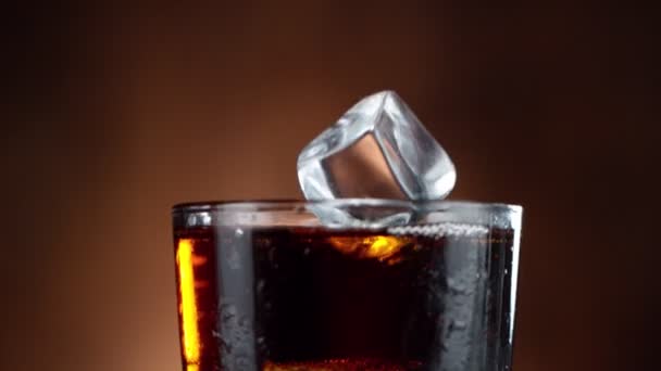 Super Cámara Lenta Cubo Hielo Cayendo Bebida Cola Movimiento Cámara — Vídeos de Stock