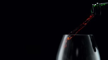 Kamera gücüyle kırmızı şarabı cama dökmenin süper yavaş çekimi. Yüksek hızlı sinema kamerası, 1000 fps.