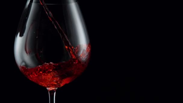 Super Cámara Lenta Verter Vino Tinto Vidrio Con Movimiento Cámara — Vídeos de Stock