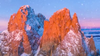 Arka planda kış manzarası olan kar yağışı yavaş hareket ediyor. Düşen kar, yüksek hızlı sinema kamerasıyla çekildi. Arka planda kırsal manzaranın fotoğrafı.