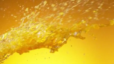 Turuncu arka planda çok yavaş portakal sıçraması. Yüksek hızlı sinema kamerası, 1000 fps.