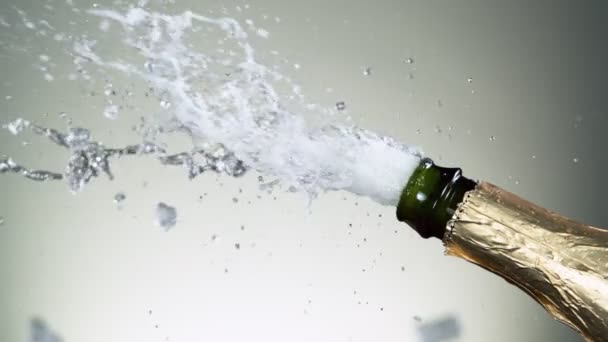 香槟爆炸的超级慢镜头打开了香槟酒瓶的密闭用高速摄像机拍摄 每秒1000英尺 — 图库视频影像