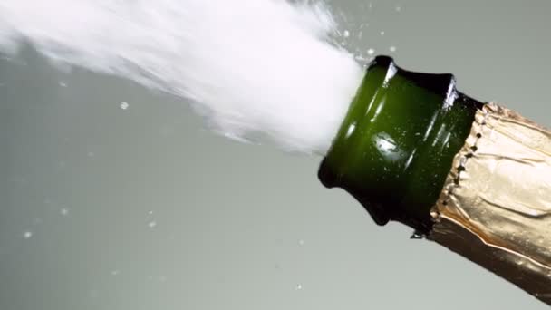 Super Zeitlupe Der Champagner Explosion Die Champagnerflaschen Nahaufnahme Öffnet Gefilmt — Stockvideo