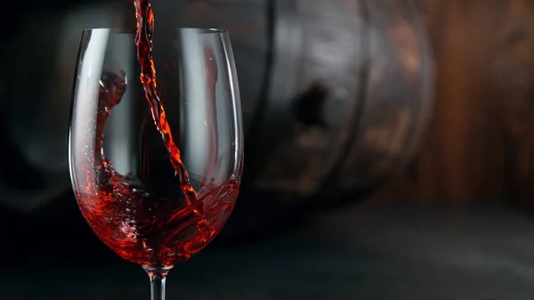 Despejar Vinho Tinto Copo Vinho Fundo Escuro Fundo Vida Morta — Fotografia de Stock