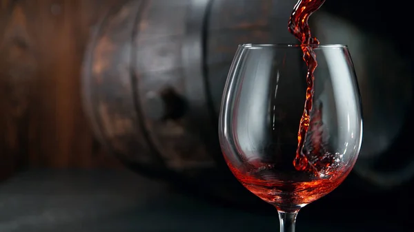 Ρίχνει Κόκκινο Κρασί Ποτήρι Κρασιού Σκούρο Φόντο Νεκρές Φύσεις Φόντο — Φωτογραφία Αρχείου