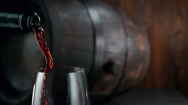 Versare Vino Rosso Nel Bicchiere Vino Sfondo Scuro Sullo Sfondo — Foto Stock