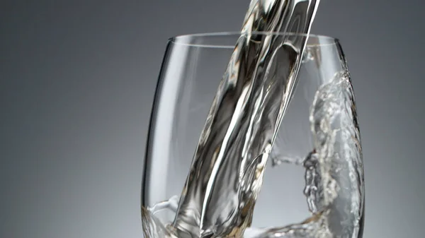 Versare Vino Bianco Nel Bicchiere Vino Sfondo Scuro Colpo Studio — Foto Stock