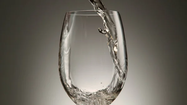Versare Vino Bianco Nel Bicchiere Vino Sfondo Scuro Colpo Studio — Foto Stock