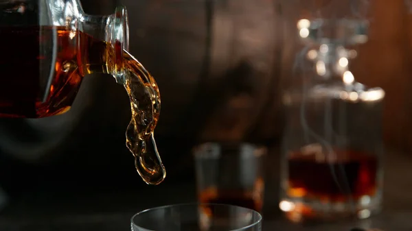 Bottiglia Whisky Con Liquido Spruzzante Dettaglio Versamento Natura Morta Con — Foto Stock