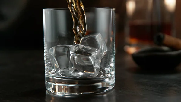 Sklenice Whisky Kapající Tekutinou Ledovými Kameny Uvnitř Zátiší Dřevěným Barell — Stock fotografie