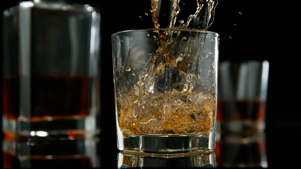 Bicchiere Whisky Con Spruzzi Liquido Ghiaccio Rocce Studio Girato Isolato — Foto Stock