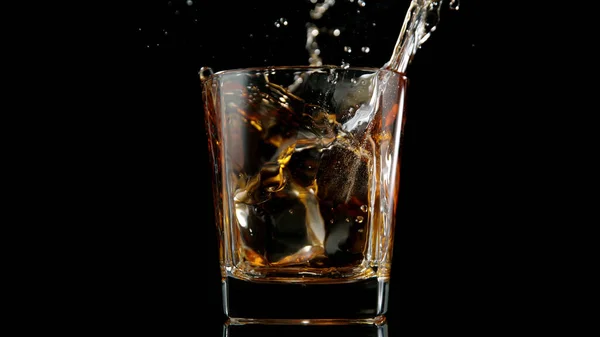 Vaso Whisky Con Salpicaduras Líquido Hielo Interior Estudio Disparo Aislado — Foto de Stock