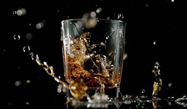 Vaso Whisky Con Salpicaduras Líquido Hielo Interior Estudio Disparo Aislado — Foto de Stock