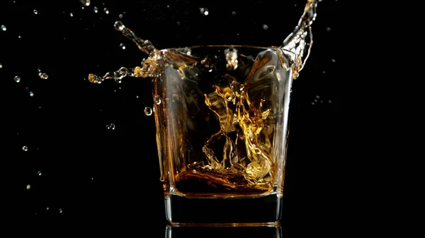 Vaso Whisky Con Salpicaduras Líquido Hielo Interior Estudio Disparo Aislado — Foto de Stock