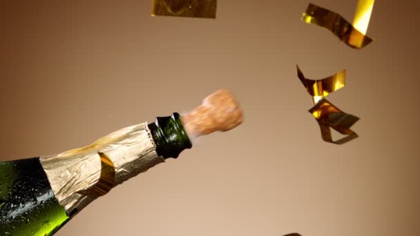 Gerakan Super Lambat Dari Ledakan Champagne Membuka Tutup Botol Sampanye — Stok Video