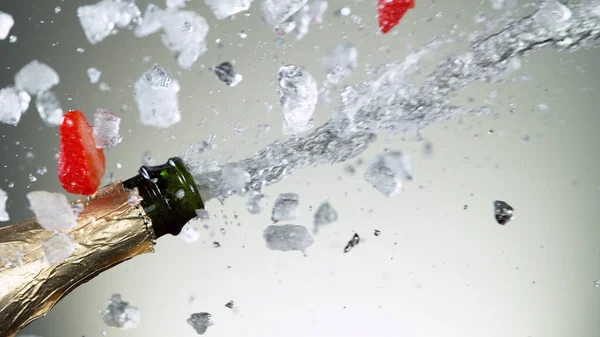 Close Van Explosie Van Champagnefles Met Aardbeien Studio Shot — Stockfoto