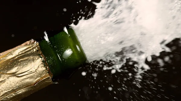 Крупный План Взрыва Бутылки Шампанского Студийный Снимок — стоковое фото