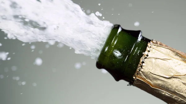 Detailní Záběr Exploze Láhve Šampaňského Ateliérový Záběr — Stock fotografie