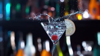 Buz küpünün kokteyl içeceğine düşmesi çok yavaş bir hareket, kamera hareketi. Yüksek hızlı sinema kamerası, 1000 fps..