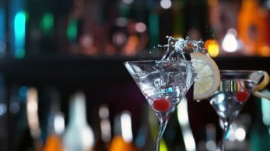 Buz küpünün kokteyl içeceğine düşmesi çok yavaş bir hareket, kamera hareketi. Yüksek hızlı sinema kamerası, 1000 fps..
