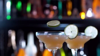 Limon diliminin kokteyl içeceğine düşmesi süper yavaş çekim, kamera hareketi. Yüksek hızlı sinema kamerası, 1000 fps..