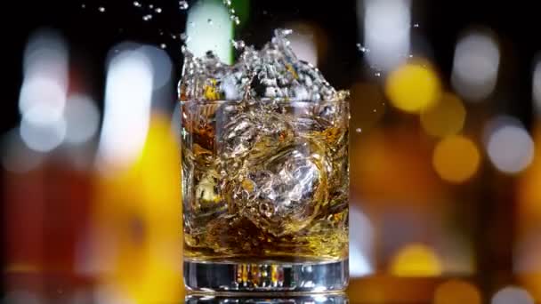 Super Powolny Ruch Spadającej Kostki Lodu Drinku Whisky Ruch Kamery — Wideo stockowe