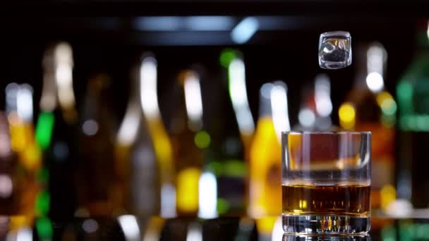 Super Mișcare Lentă Căderii Cubului Gheață Băutură Whisky Mișcare Camerei — Videoclip de stoc