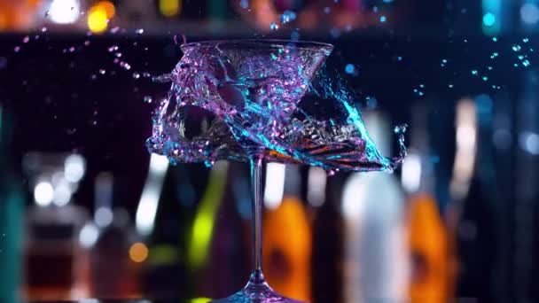 Super Cámara Lenta Cubo Hielo Cayendo Bebida Cóctel Movimiento Cámara — Vídeos de Stock