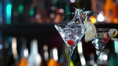 Barda martini içmenin hareketsiz hareketi. Metin için boş alan