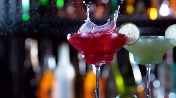Movimento Congelamento Della Bevanda Cocktail Spruzzi Nel Bar Spazio Libero — Foto Stock
