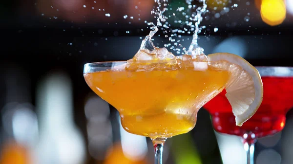 Bevriezen Beweging Van Spetterende Cocktaildrank Bar Vrije Ruimte Voor Tekst — Stockfoto