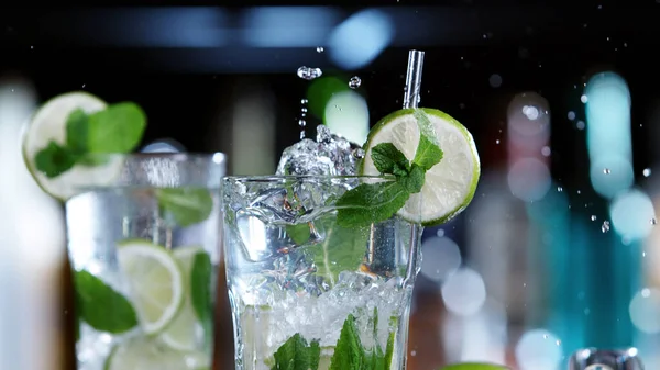 Detail Van Glas Mojito Drank Met Spetterende Vloeistof Wazige Bar — Stockfoto