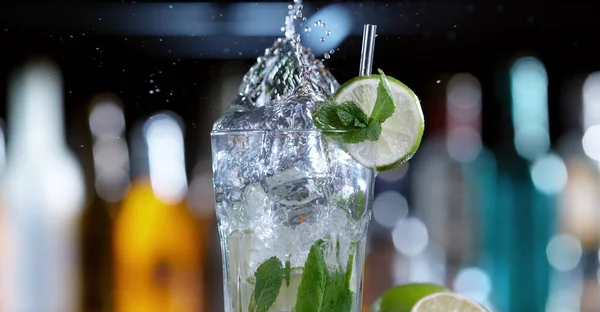 Detail Eines Glases Mojito Getränk Mit Spritzender Flüssigkeit Verwischungsbalken Hintergrund — Stockfoto