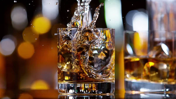 Gläser Whisky Mit Spritzender Flüssigkeit Bar Hintergrund Freiraum Für Text — Stockfoto